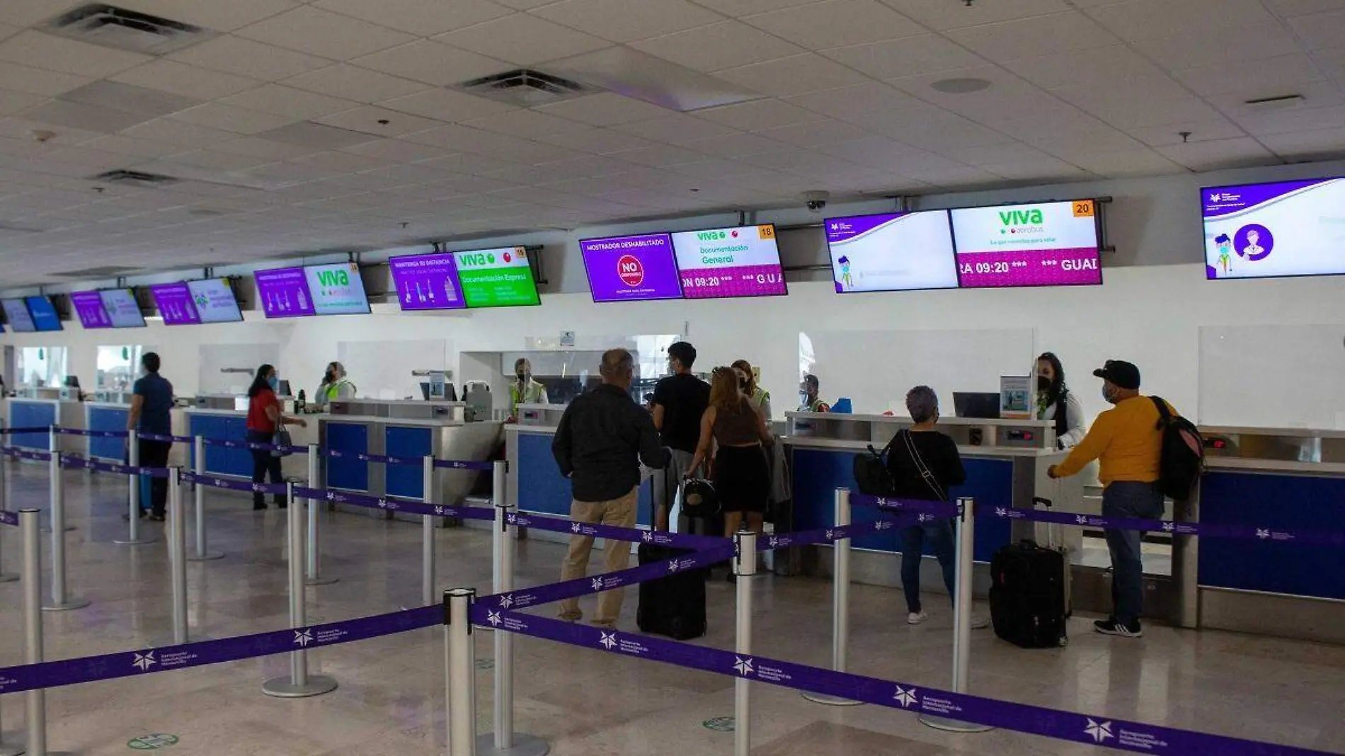 Viajeros gente en el aeropuerto de Hermosillo (3)